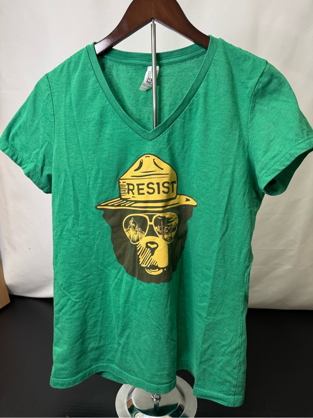 District Green V-Neck Tee with Yellow 'Resist' Bear Graphic WOMANS LARGE #141